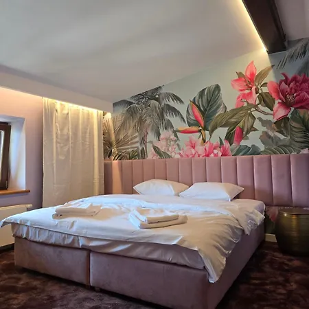 I Restauracja Palacyk Tyrolski 3* Жирардув