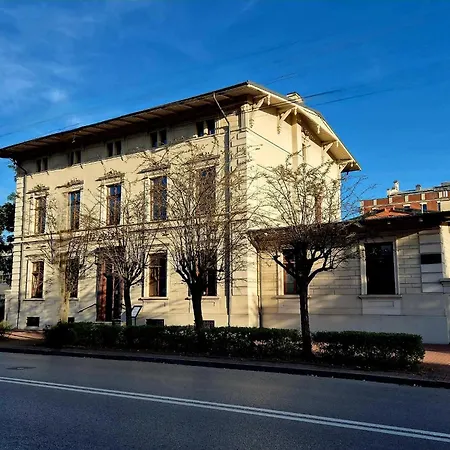 I Restauracja Palacyk Tyrolski Отель Жирардув